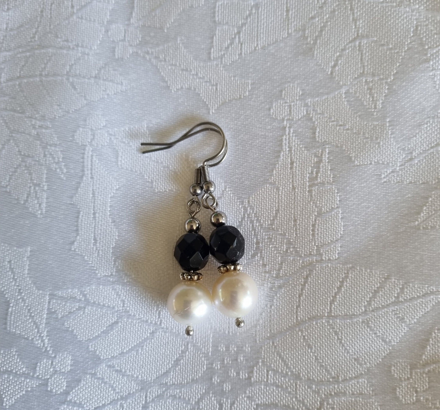 Black and freshwater pearl stainless steel dangle earrings