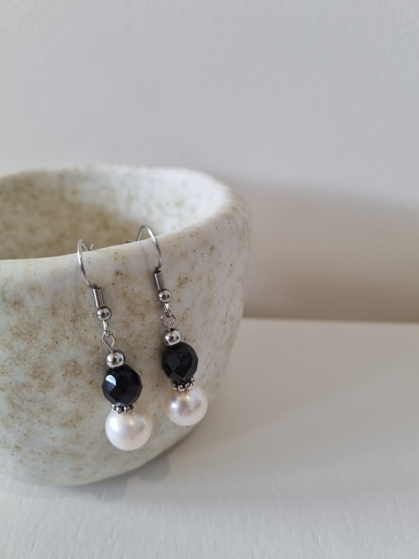 Black and freshwater pearl stainless steel dangle earrings
