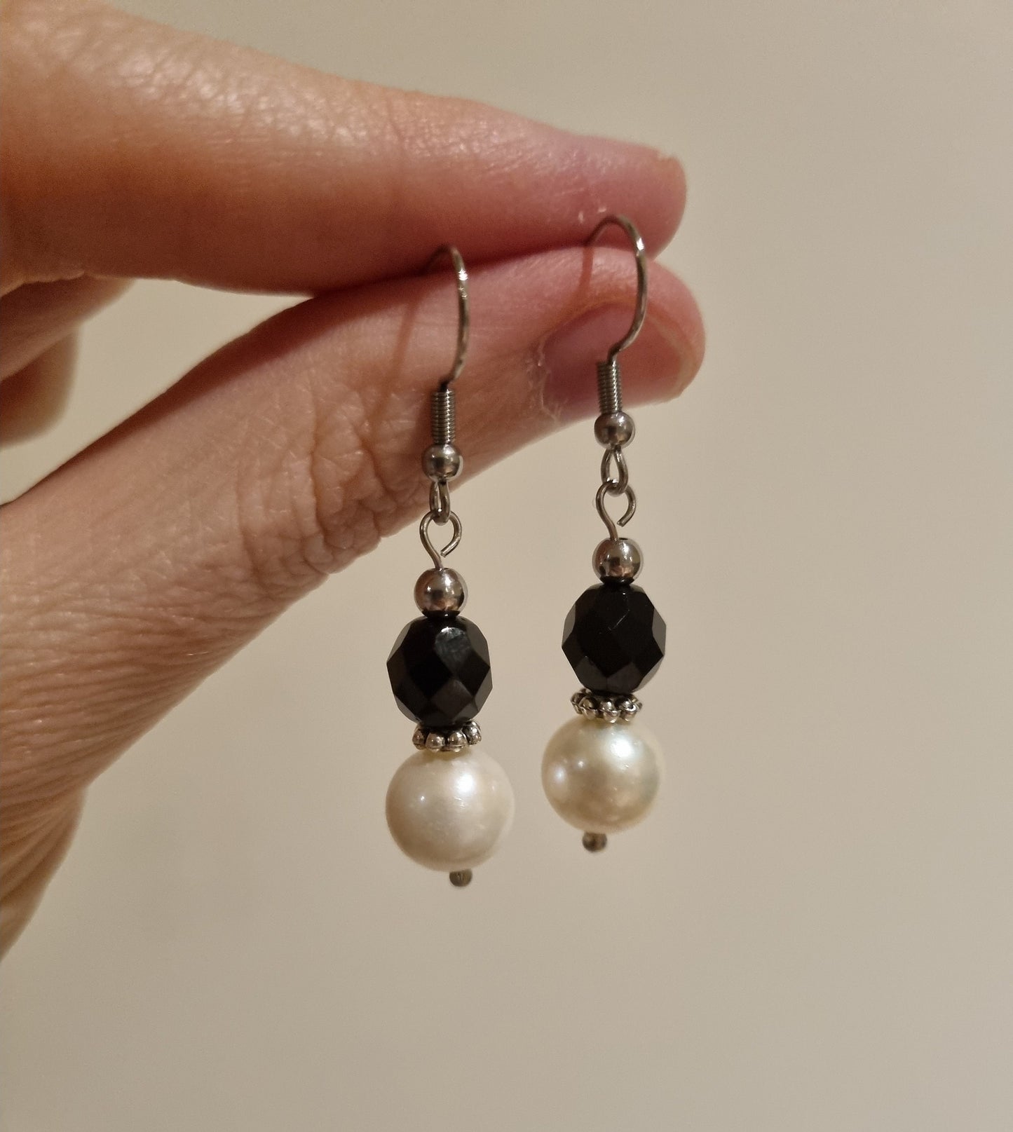 Black and freshwater pearl stainless steel dangle earrings