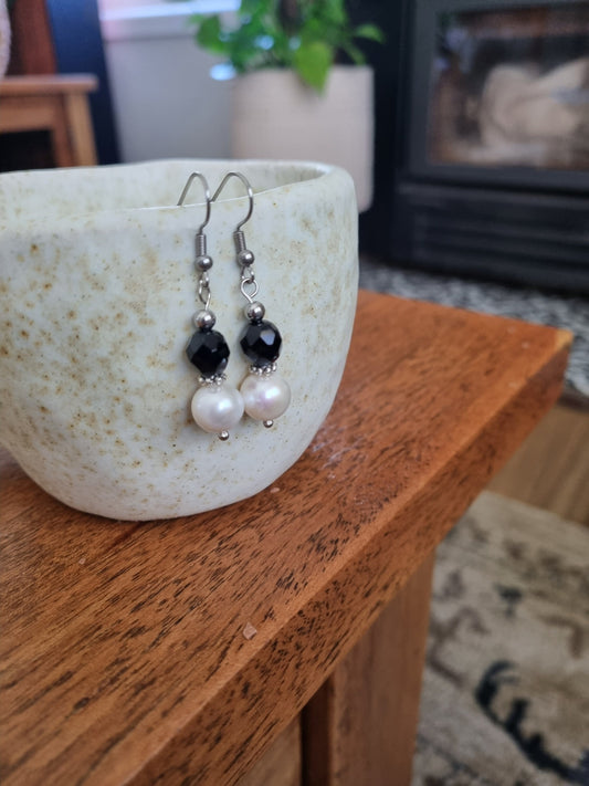 Black and freshwater pearl stainless steel dangle earrings